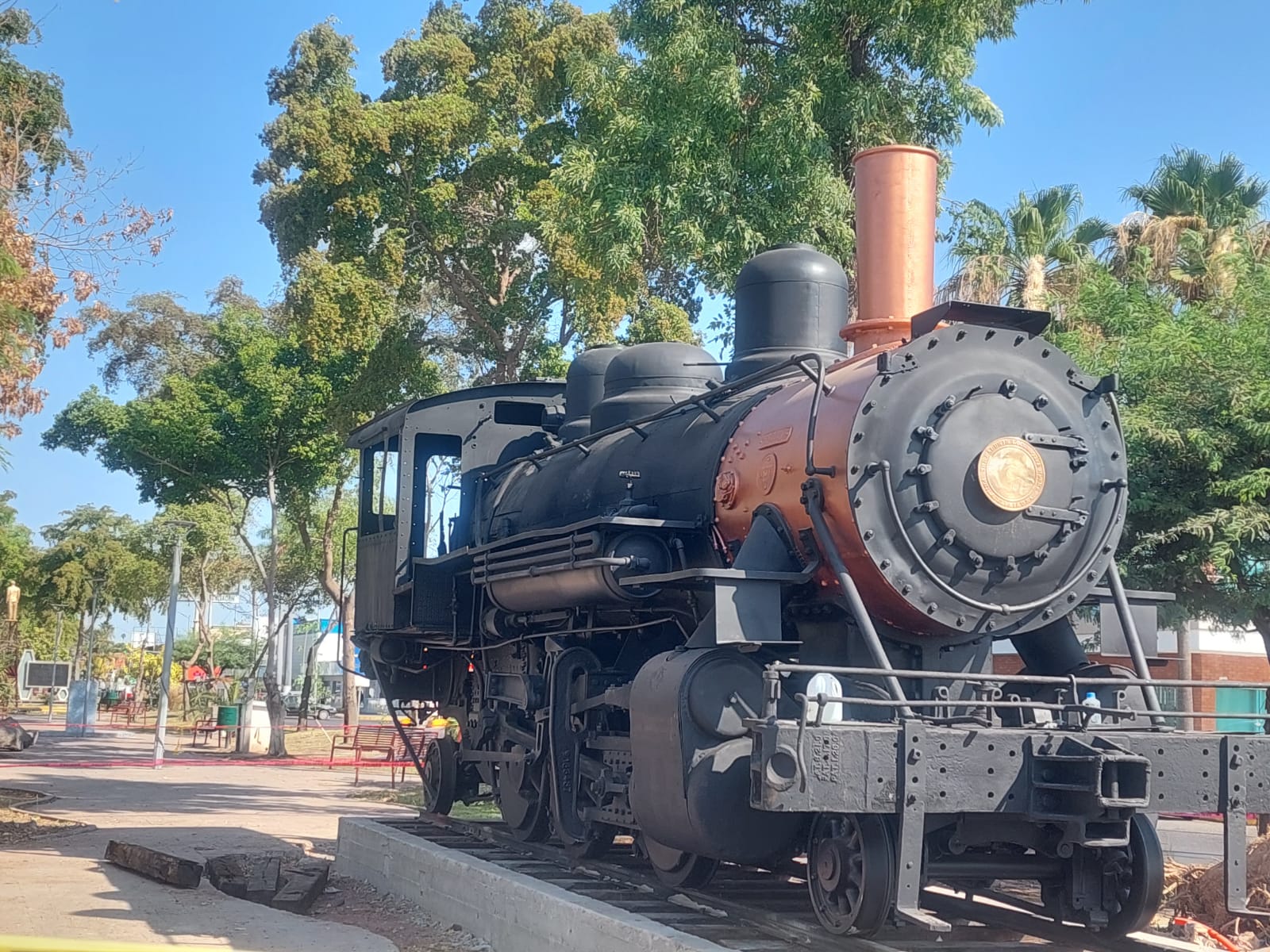 Cambian de lugar la vieja locomotora del ingenio azucarero en Los Mochis
