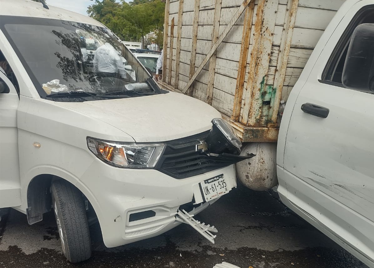 Conductor de una vagoneta se impacta contra unidad del Ayuntamiento de Ahome