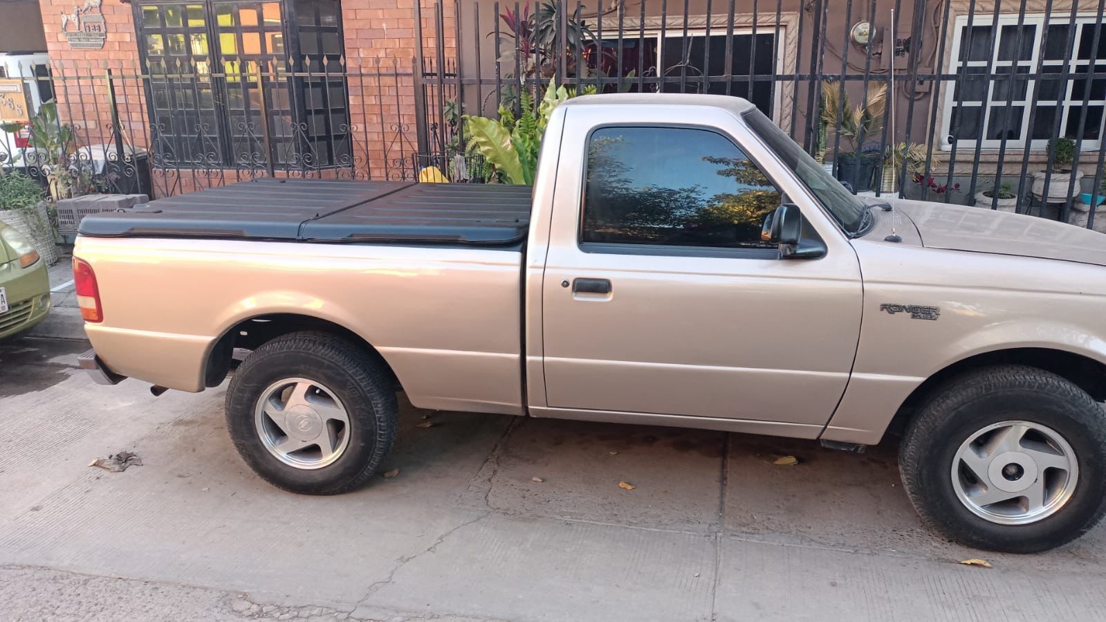 Roban camioneta en plaza comercial en Los Mochis, los dueños piden ayuda para localizar la unidad