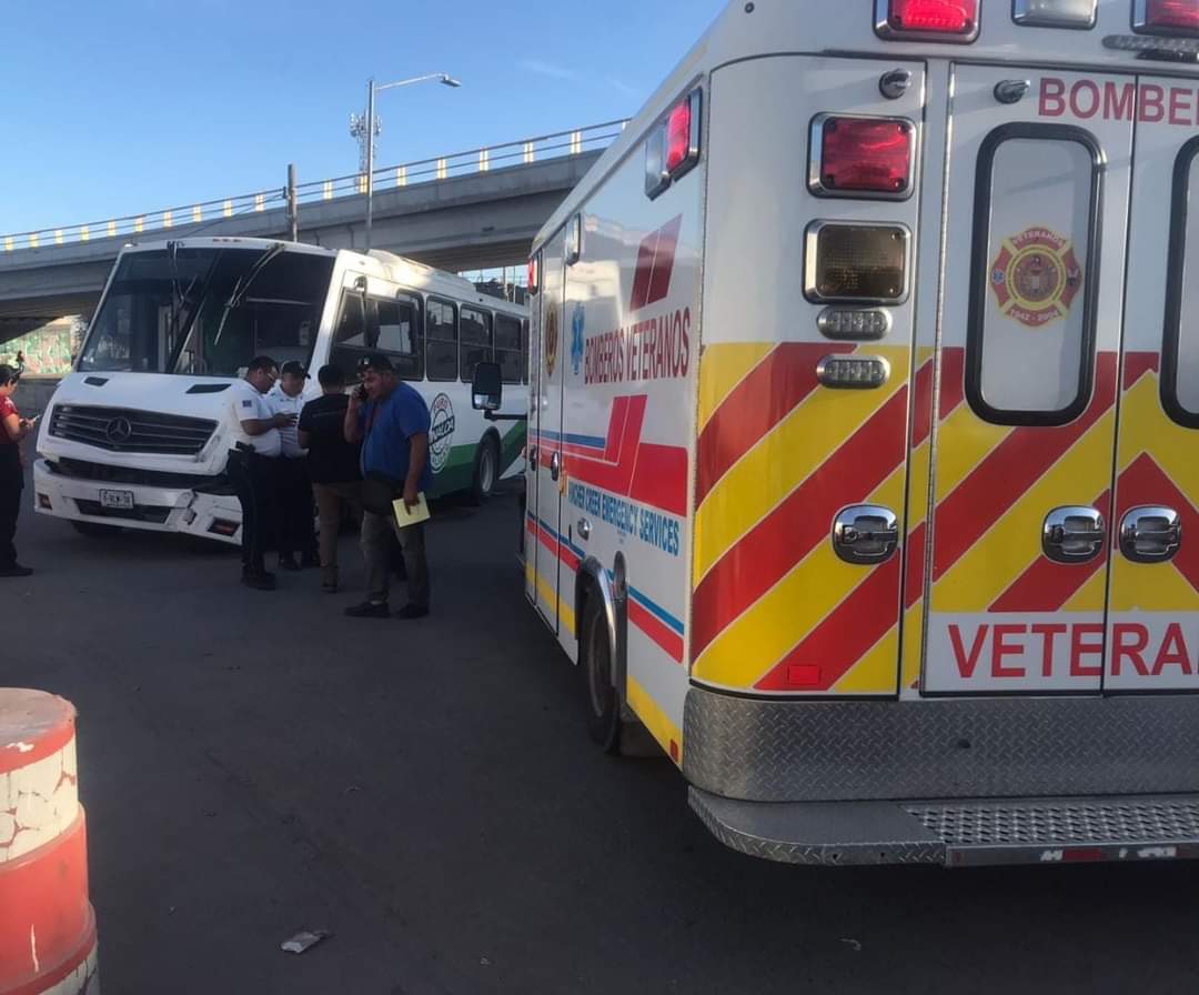 Camioneta y camión urbano provocan accidente al sur de Mazatlán