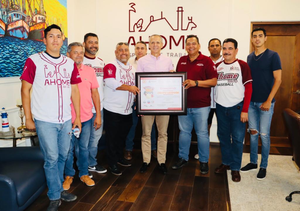 Campeones del estatal de beisbol de primera fuerza visitan al presidente municipal de Ahome