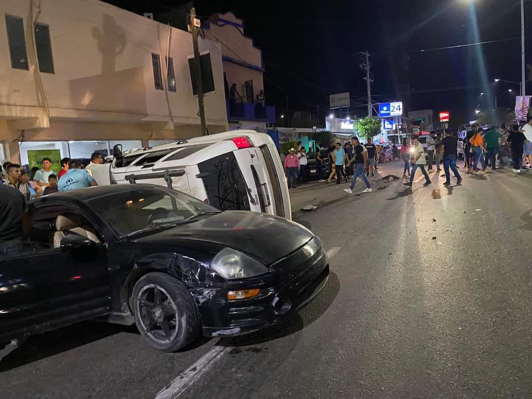 Carambola y volcadura en Villa Unión deja dos lesionados de gravedad