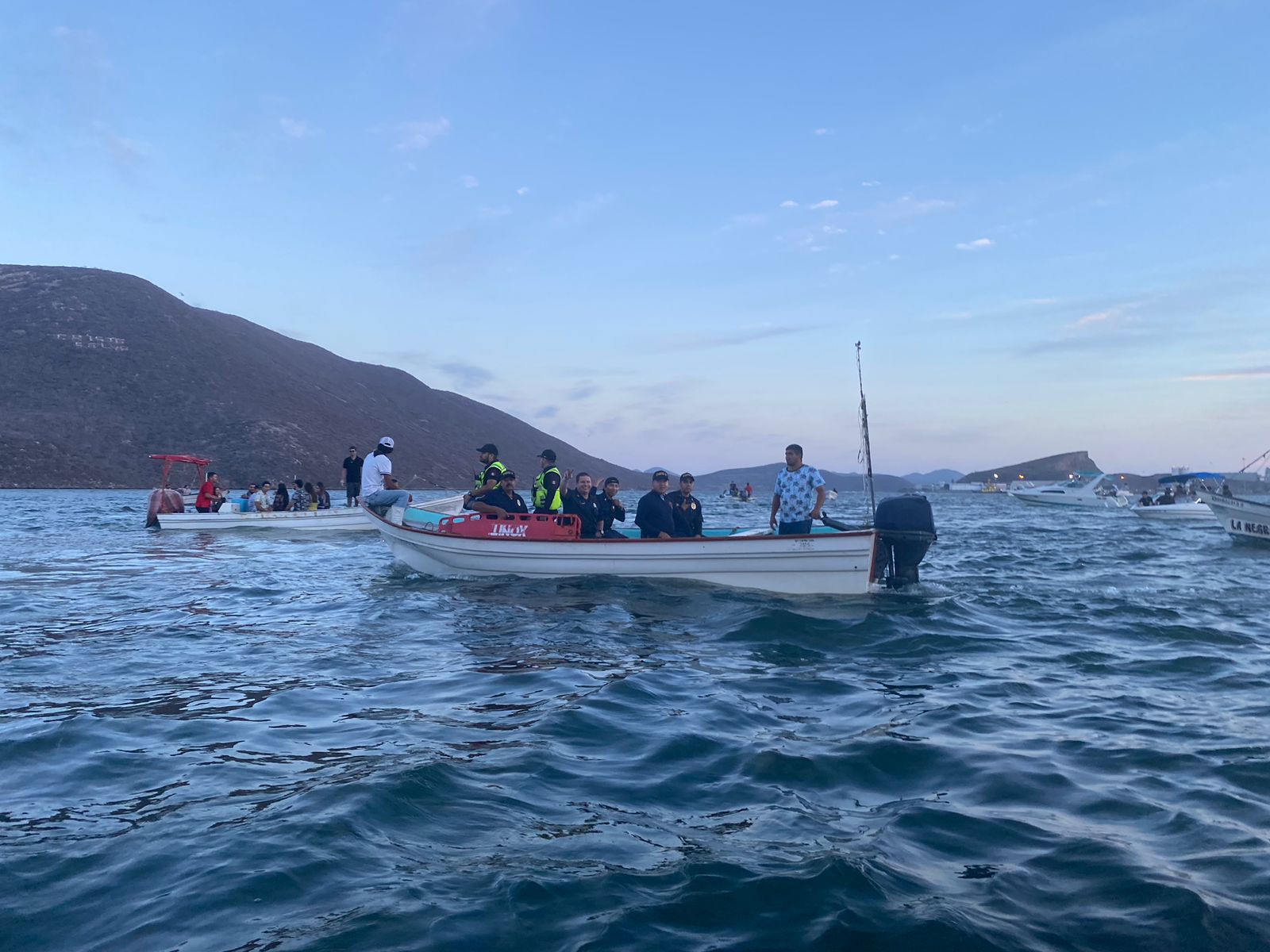 Celebran en panga el Día de la Marina y terminan volcados a las orillas del puerto de Topolobampo