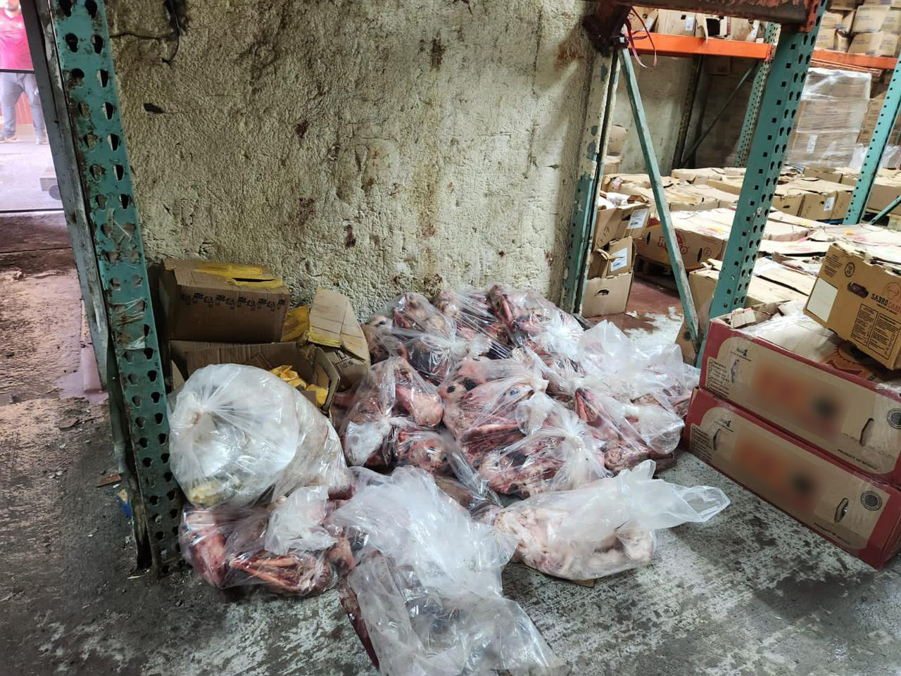 Cierra Coepriss negocio en Los Mochis al detectar condiciones insalubres; aseguran un camión con mercancía