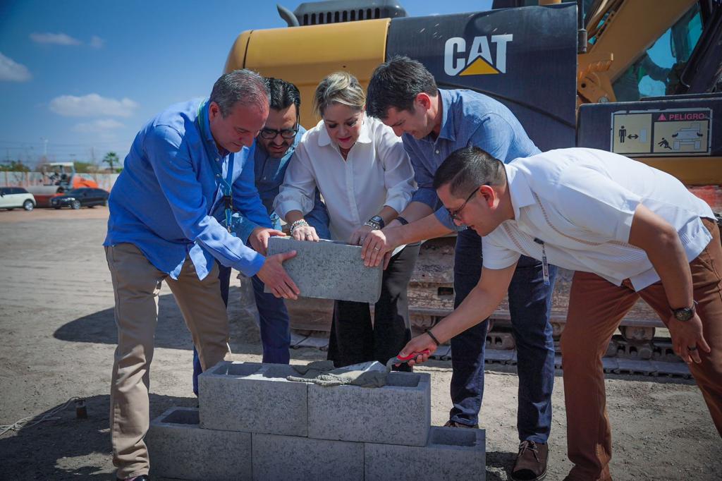 Colocan primera piedra del Walmart La Conquista en Culiacán