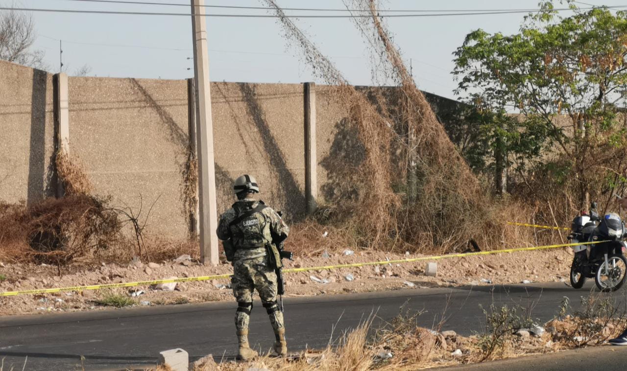 Con impactos de bala, esposado y el rostro cubierto con cinta canela, encuentran asesinado a un hombre al sur de Culiacán