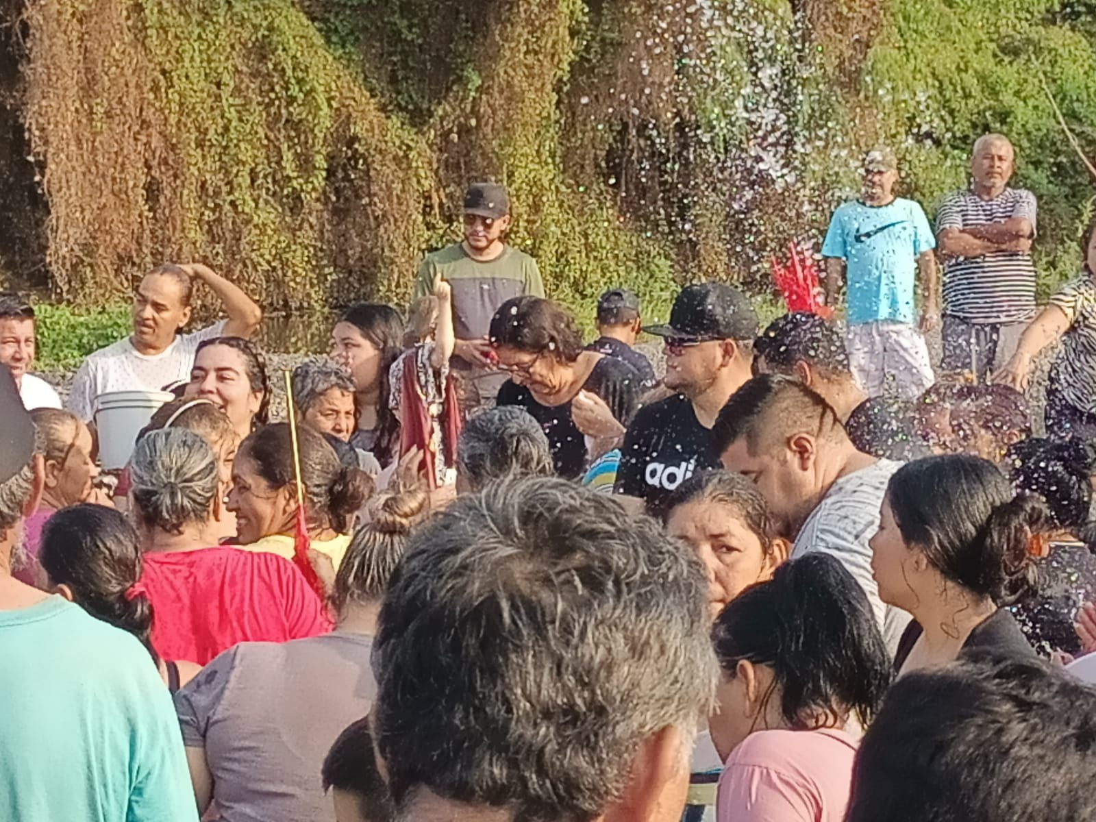 ‘Con la fe por delante, vamos a esperar el milagrito’; bañan a San Juan en Villa Unión, le piden lluvias
