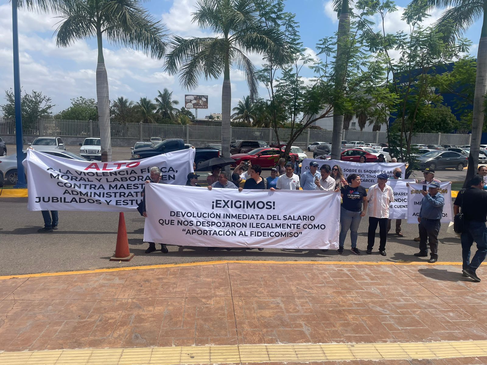 Con manifestación, exigen la renuncia del rector de la UAS y funcionarios investigados por corrupción