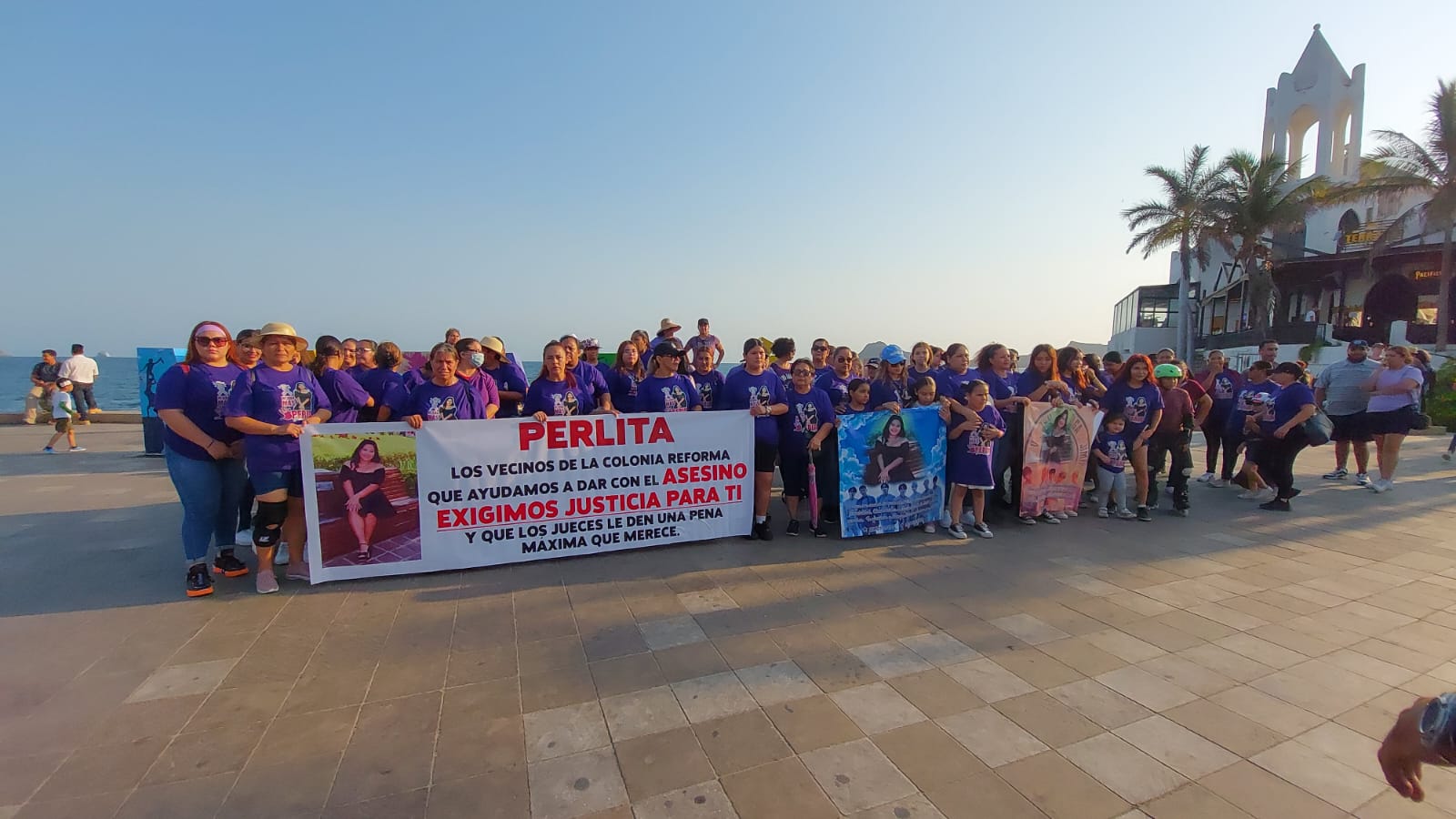 Con marcha por el malecón de Mazatlán, exigen justicia por la joven Perla Scarlett