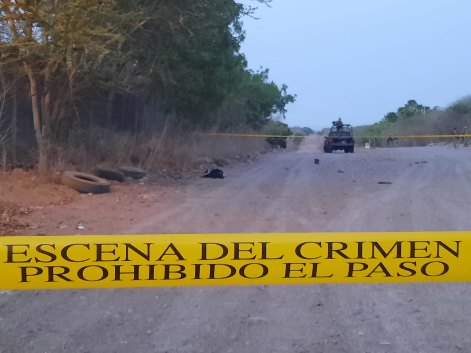 ¡Otro! Con pastillas de fentanilo colocadas sobre la espalda, localizan asesinado a un hombre en Culiacán