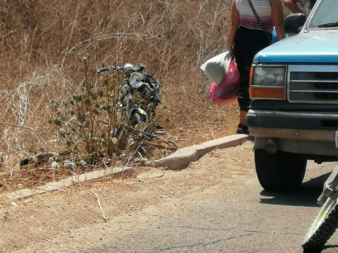 Con probable fractura termina motociclista al derrapar en el camino a La Amapa, en Villa Unión