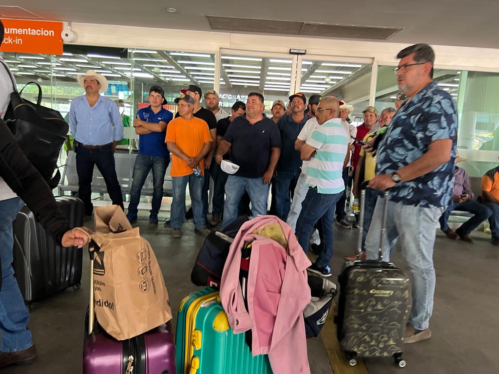 Productores agrícolas llegan a pie y con valla humana toman el Aeropuerto de Culiacán