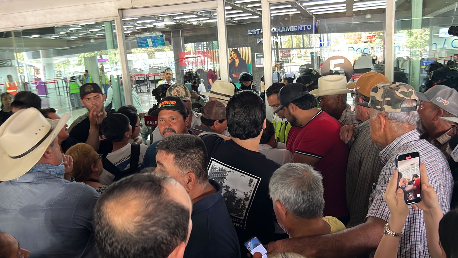 Toma del Aeropuerto por agricultores es consecuencia de la falta de palabra del gobierno: Luis de la Rocha