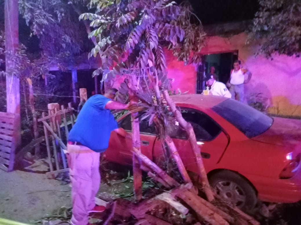 Conductor de un auto termina dentro de una casa en el ejido Cachoana, Ahome; muere y hay tres lesionados
