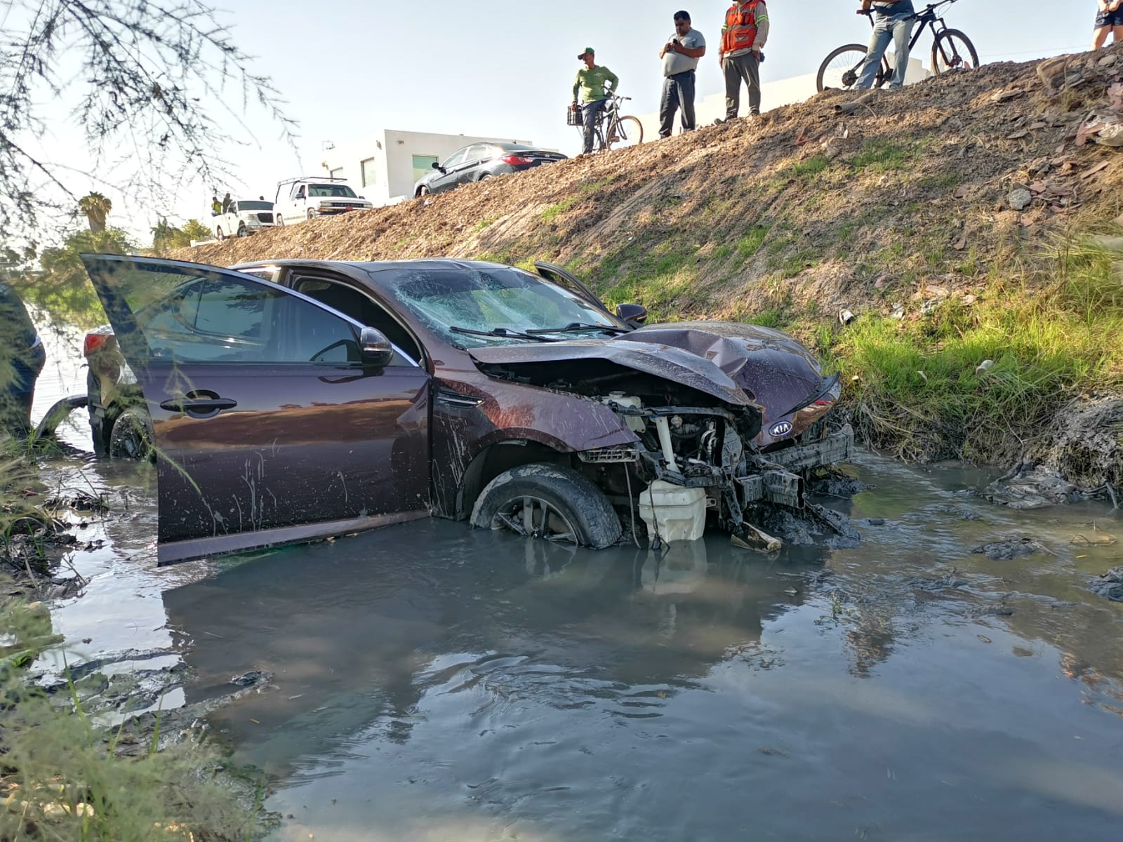 Conductor de un vehículo sufre ataque epiléptico, choca y termina dentro de un dren en Los Mochis