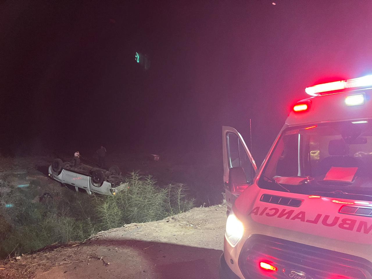 Conductor de una camioneta pierde el control y termina volcado a orillas de un predio agrícola en Ahome