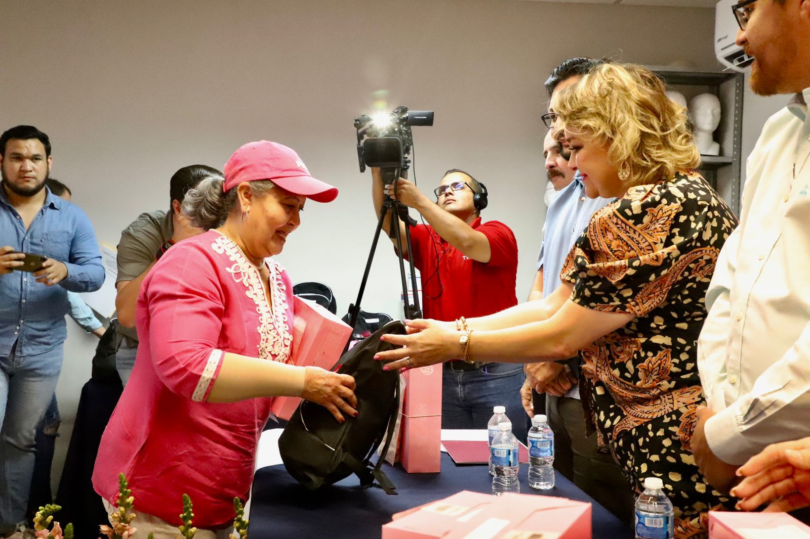 DIF y SSA entregan prótesis mamarias a mujeres que luchan contra el cáncer de mama