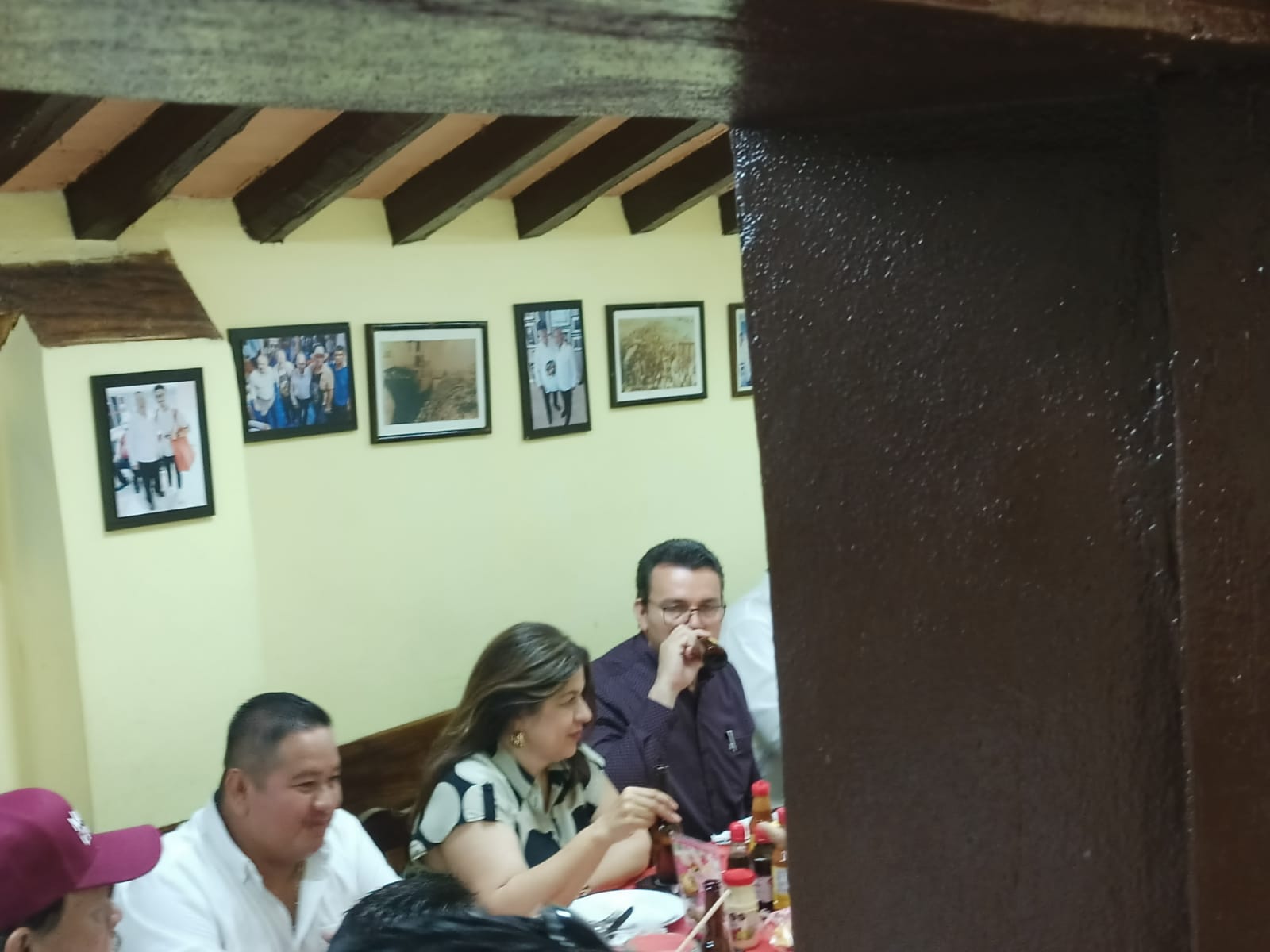 Desafían al alcalde de Mazatlán, la síndico procuradora y regidor acuden a comida con Ebrad