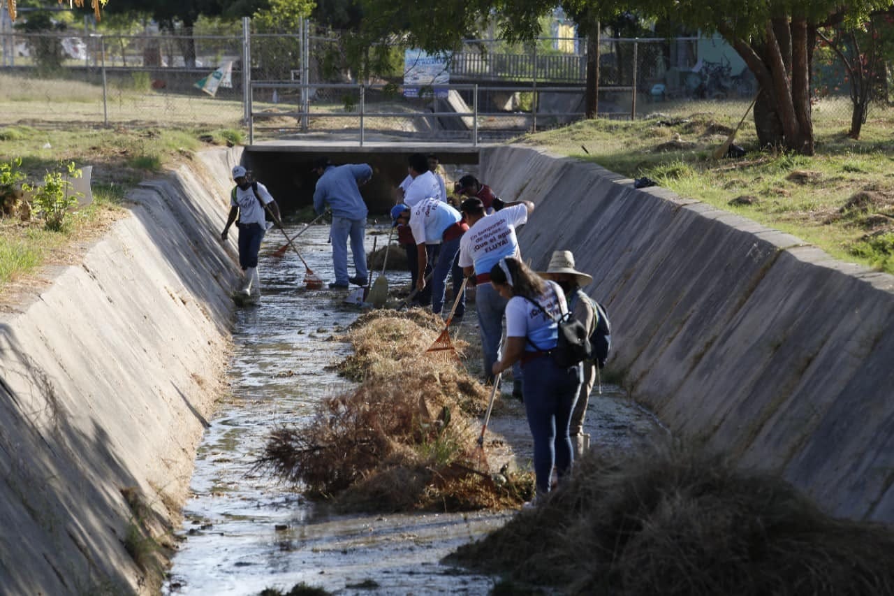 Desde marzo, vecinos del Infonavit Playas en Mazatlán han pedido limpieza de un canal sin respuesta
