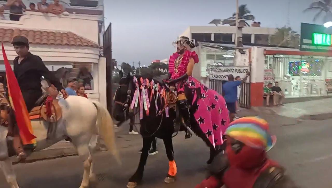 Desfilaron ‘corcholatas arcoíris’ en marcha por Orgullo Gay de Mazatlán