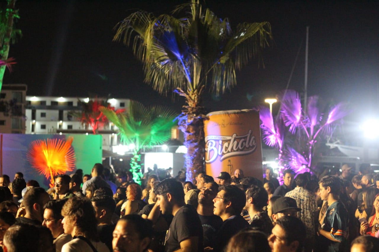 Con Plastilina Mosh destapan nueva lata de Cerveza Bichola “el gran orgullo de ser de Mazatlán”