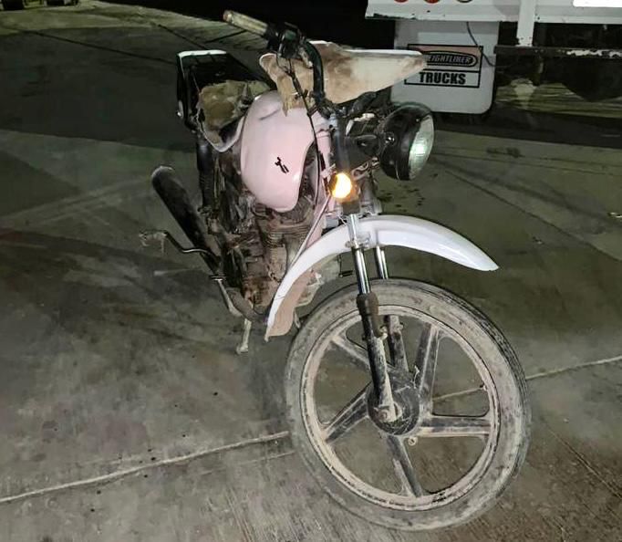 ¡Se hicieron perseguir en una moto! Detienen a hombre y un menor con bolsas de fentanilo, en Culiacán
