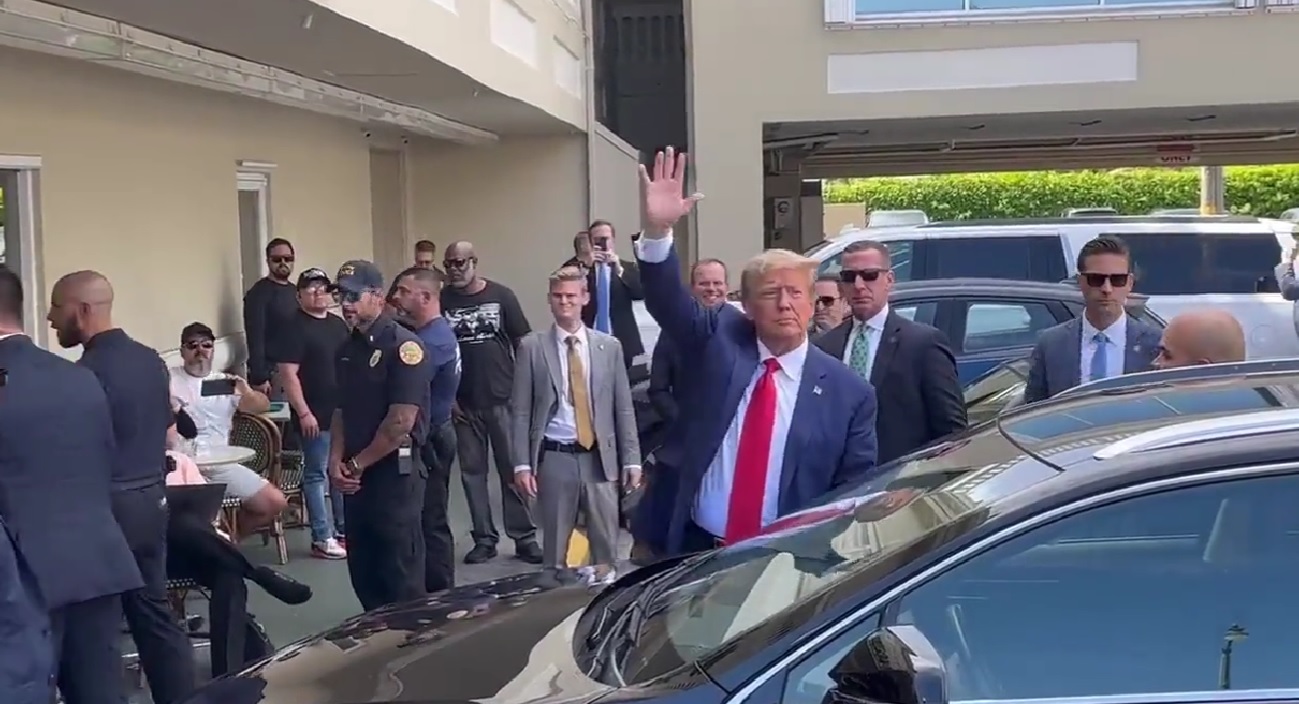 Tras lectura de 37 cargos criminales, Trump es procesado en Florida; al salir de la corte va a restaurante
