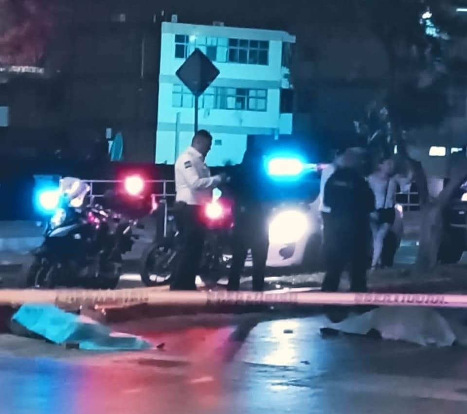 En plena zona turística, dos motociclistas derrapan y pierden la vida en Mazatlán