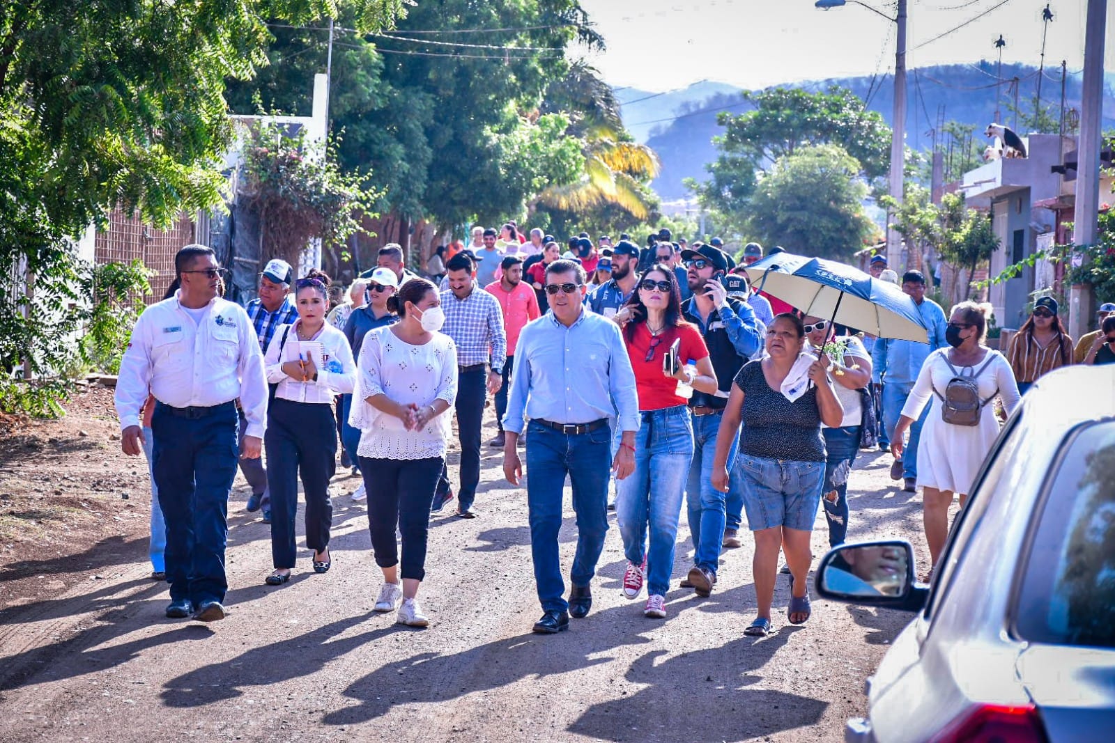Visita Édgar González calles de la colonia Rincón de Mazatlán y atiende sus peticiones
