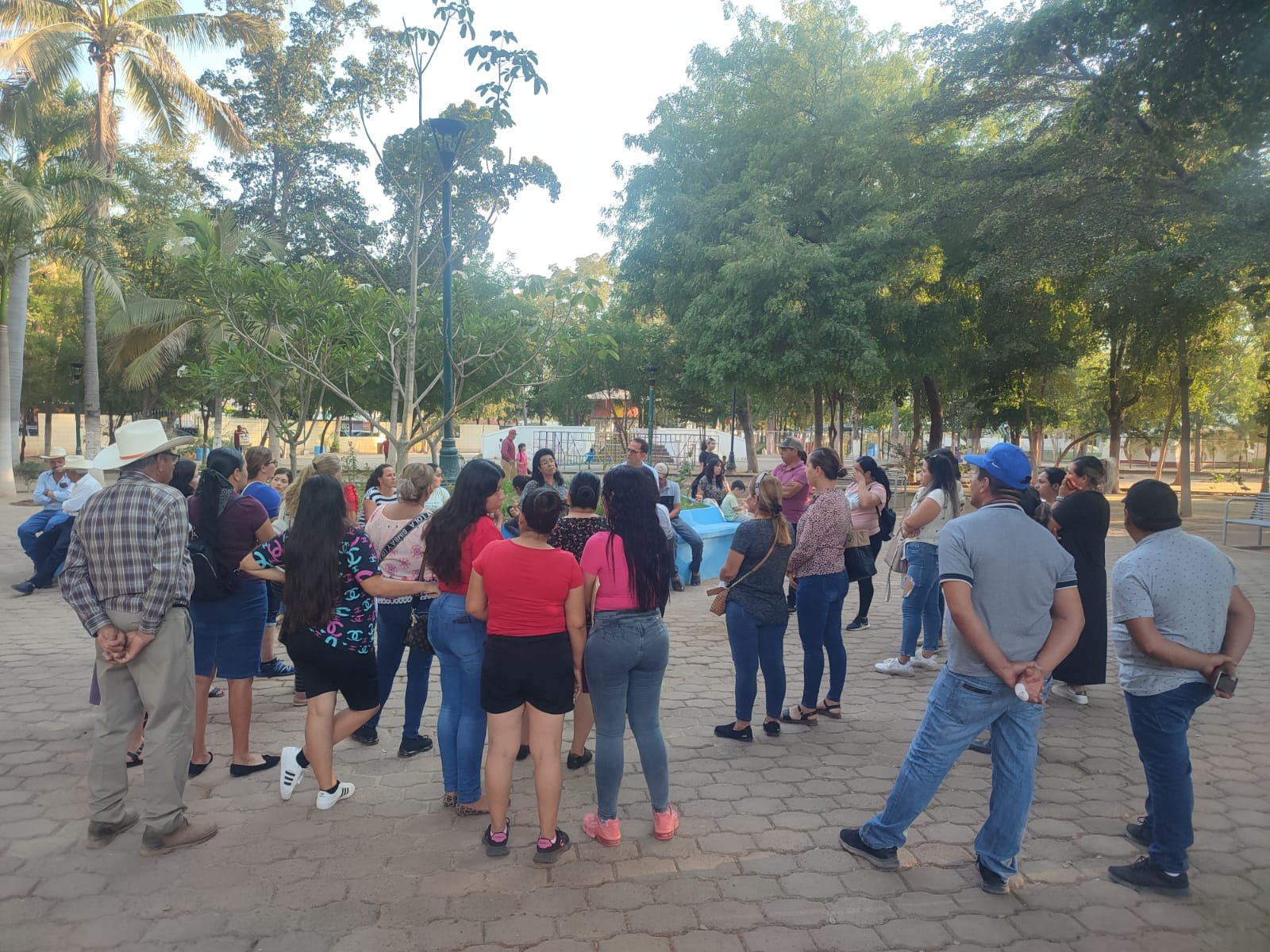 Ahora los desplazados: En Guasave se manifiestan y amenazan con tomar casetas y el aeropuerto