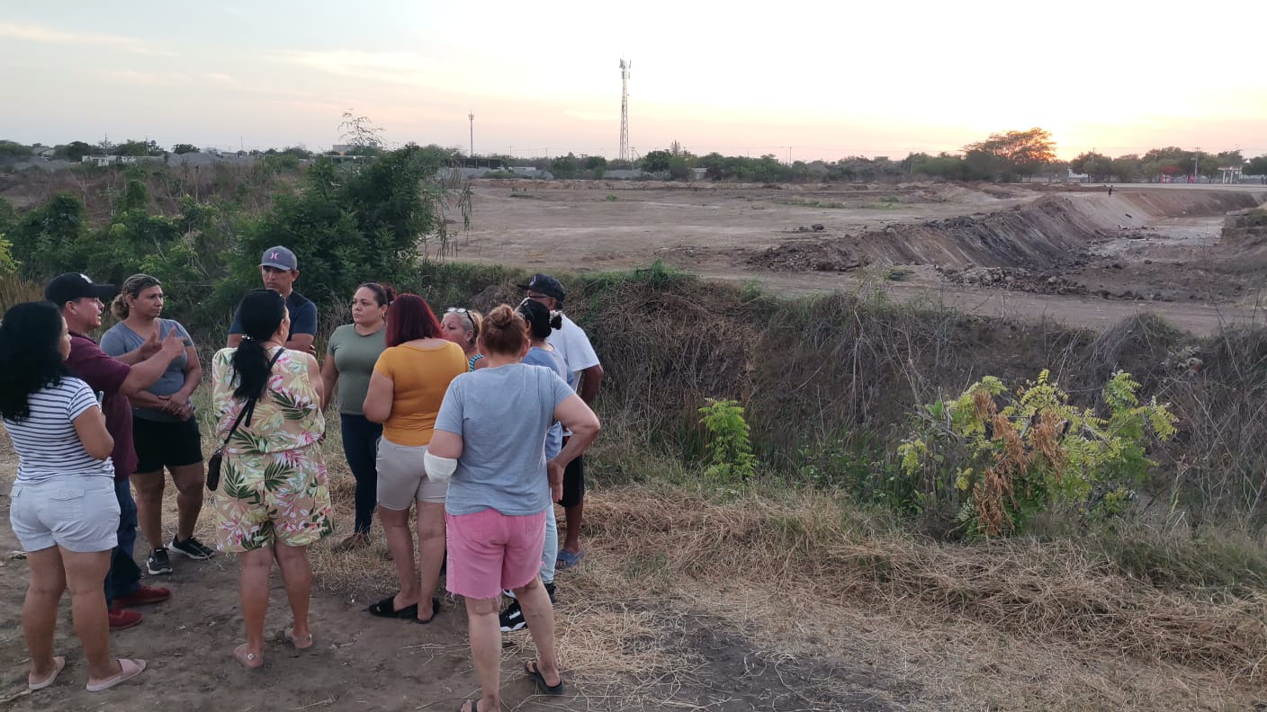 En Mazatlán, vecinos de Villa Verde exigen no se desvíe cauce del arroyo, podrían inundarse