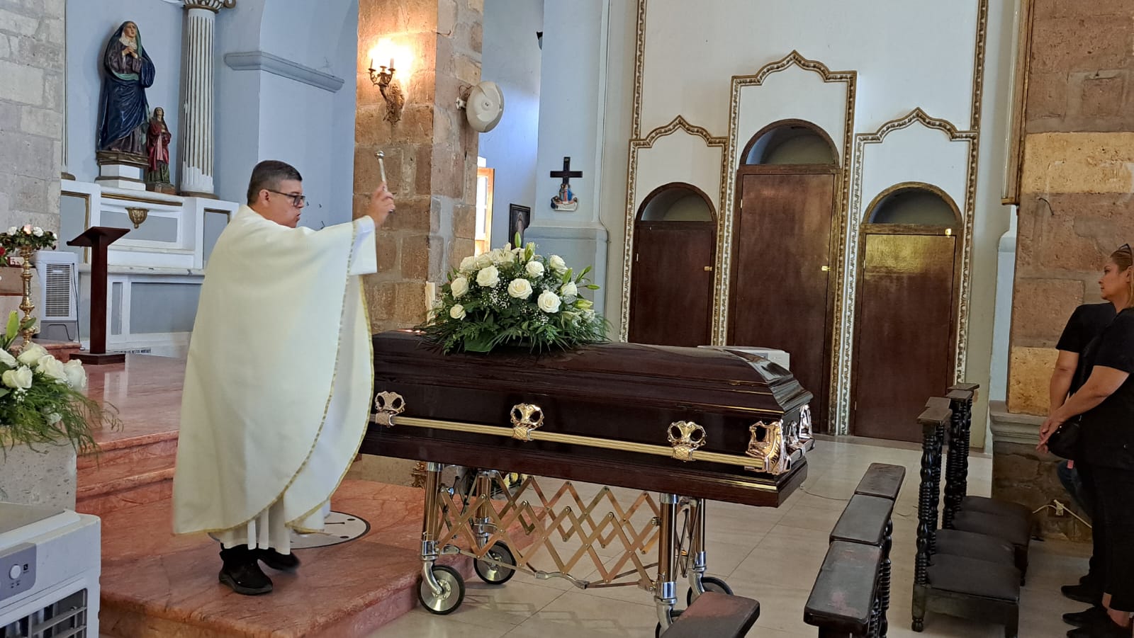 En la parroquia de San Felipe y Santiago despiden restos mortales de María León