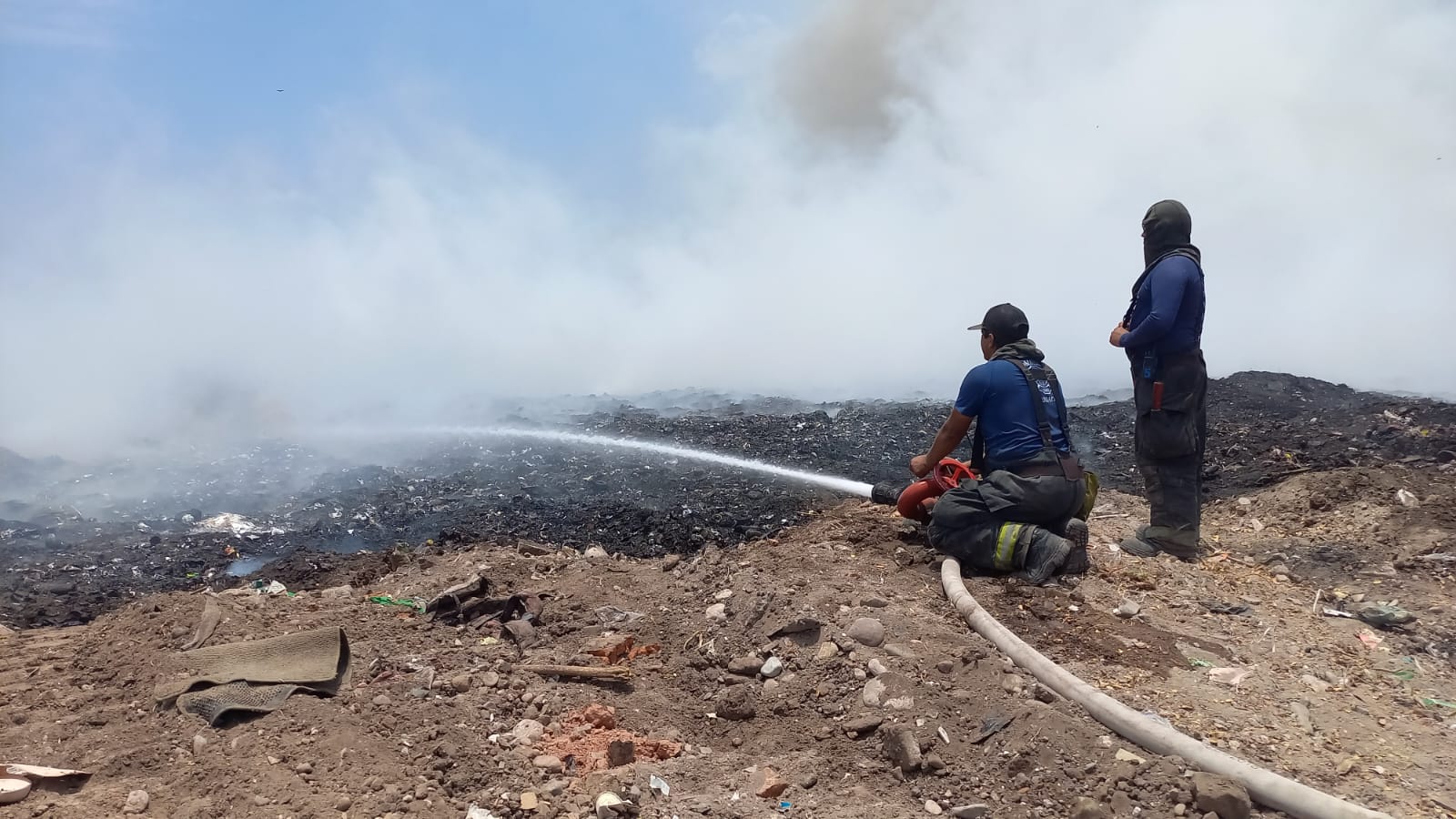 Controlado en un 95% el incendio del basurón municipal; se trabaja en el enfriamiento: PC