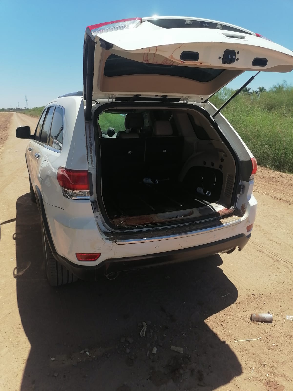 ¡Junto a una Cherokee con sangre! Hallan a dos hombres al parecer asesinados dentro de canal, en Ahome