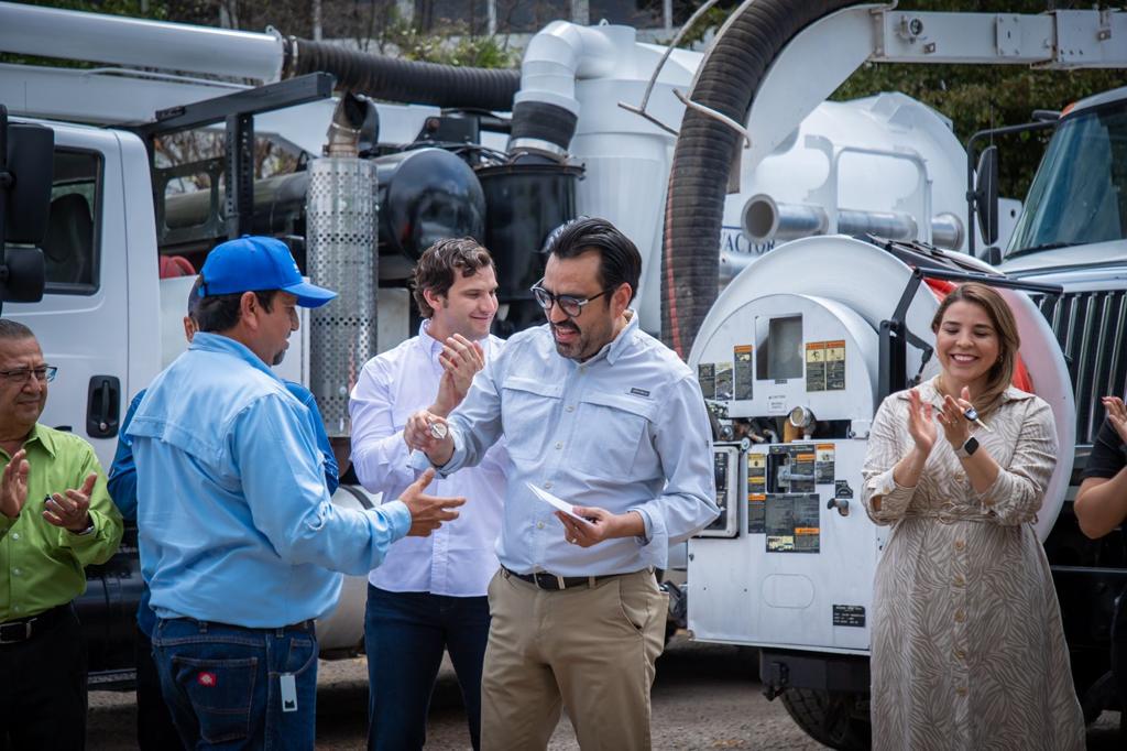 Entrega alcalde tres equipos vactor a la JAPAC; desde el 2006 no se tenían equipos nuevos