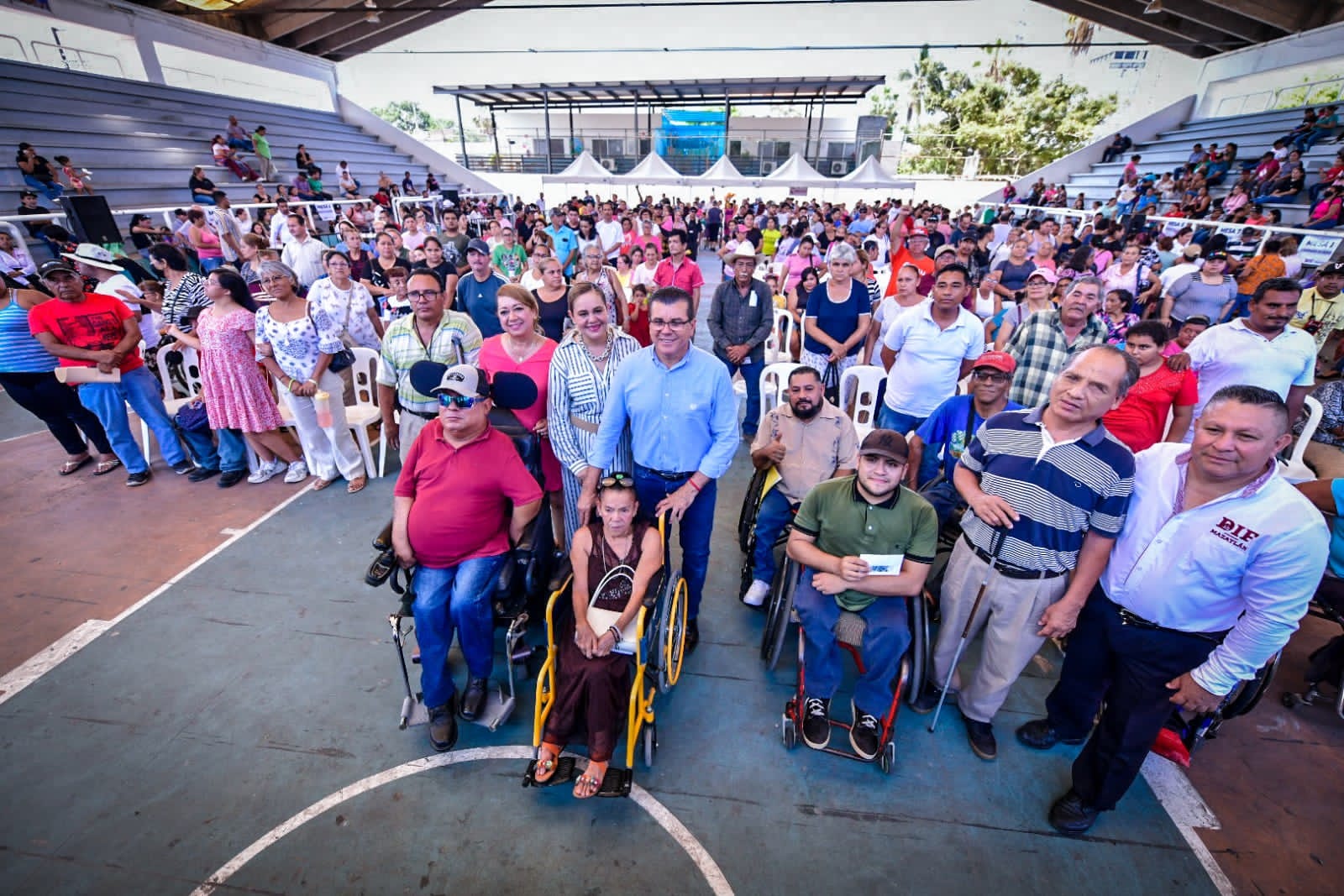 Entregan Sistema DIF Mazatlán y Gobierno Municipal apoyos económicos a personas con discapacidad permanente
