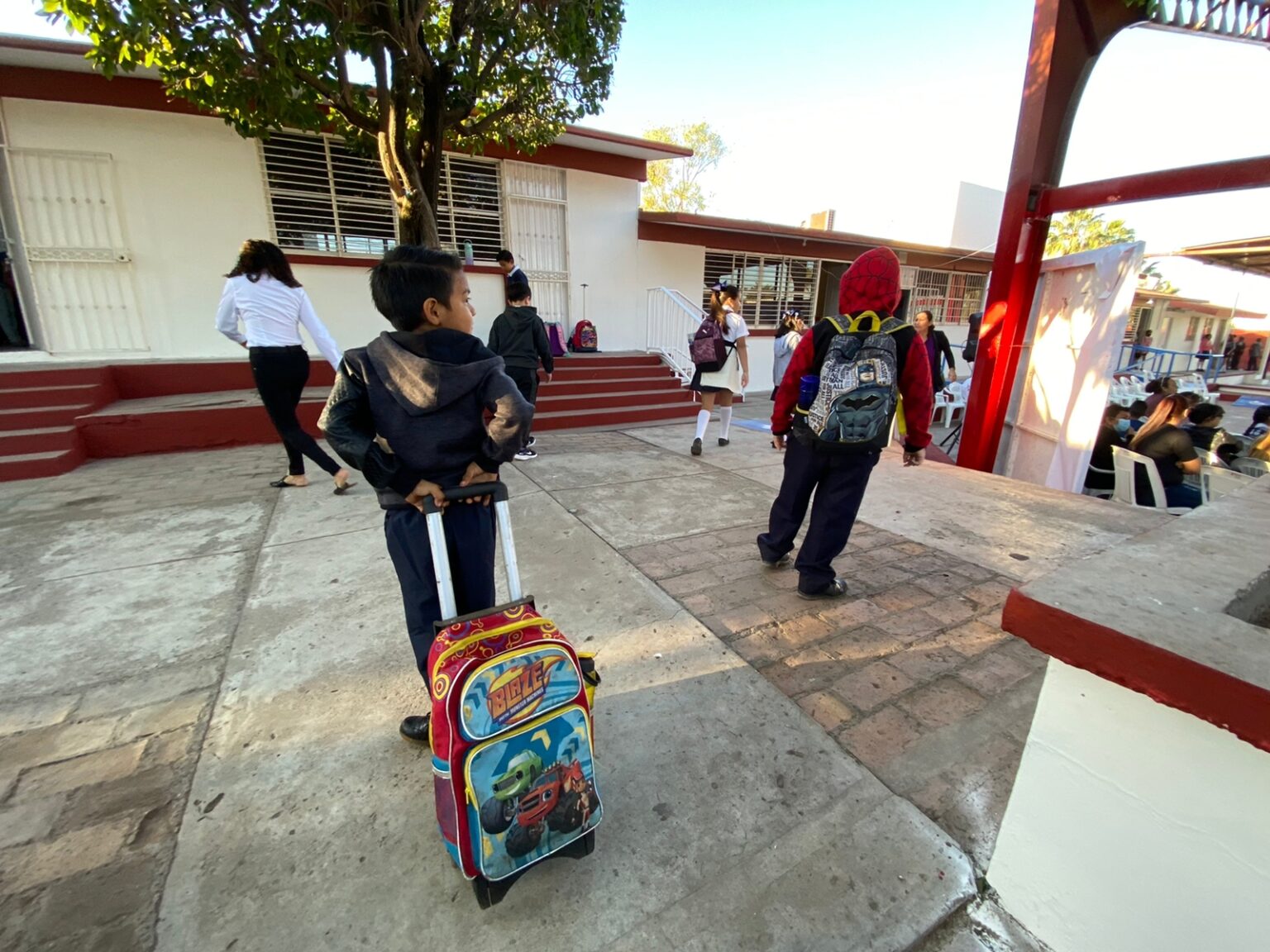 SEPyC promete solución a escuelas de Mazatlán ante el calor; culmina padrón de necesidades