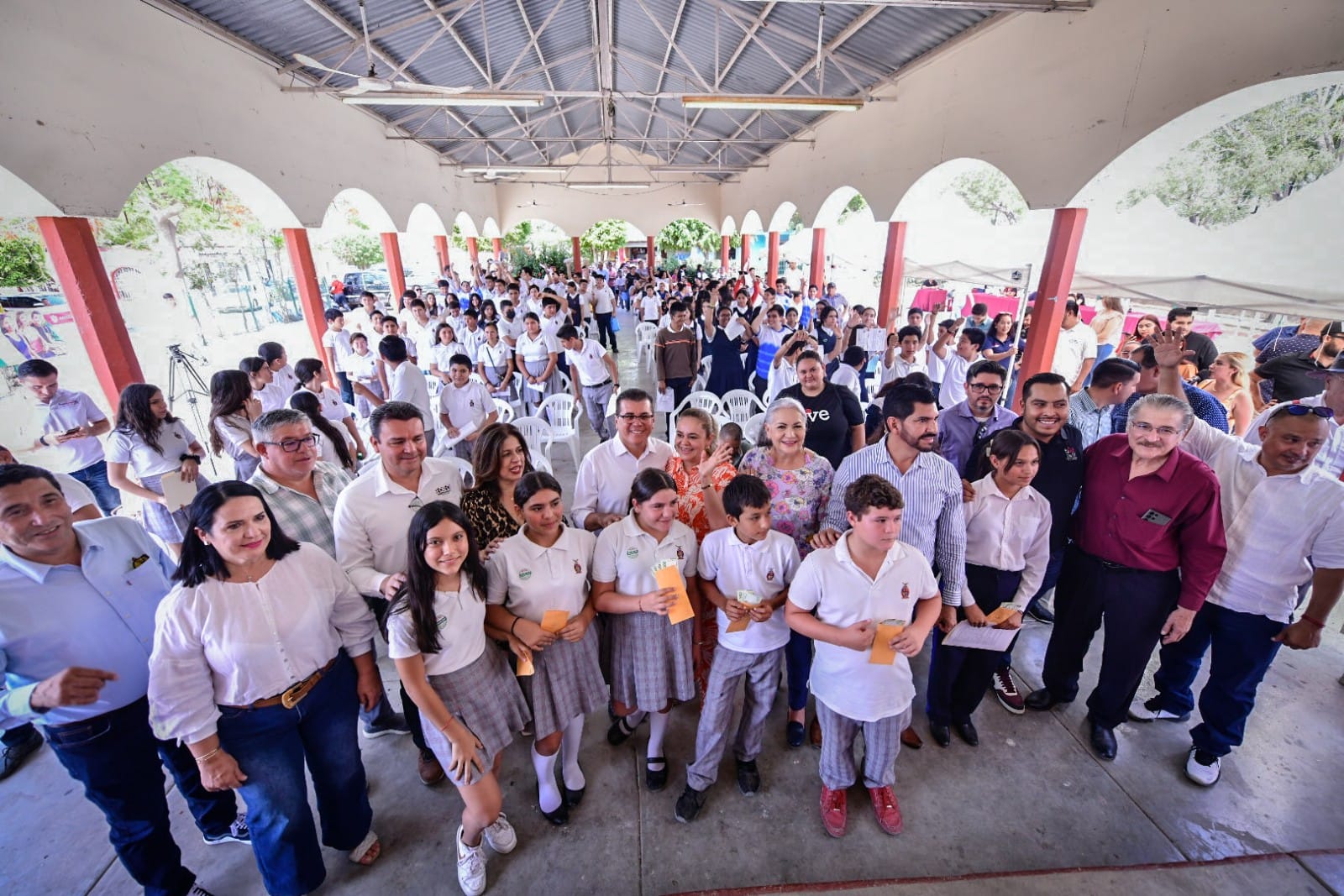 ‘Ya voy a tener para tenis’; con gusto estudiantes reciben por primera vez beca Proase en El Roble