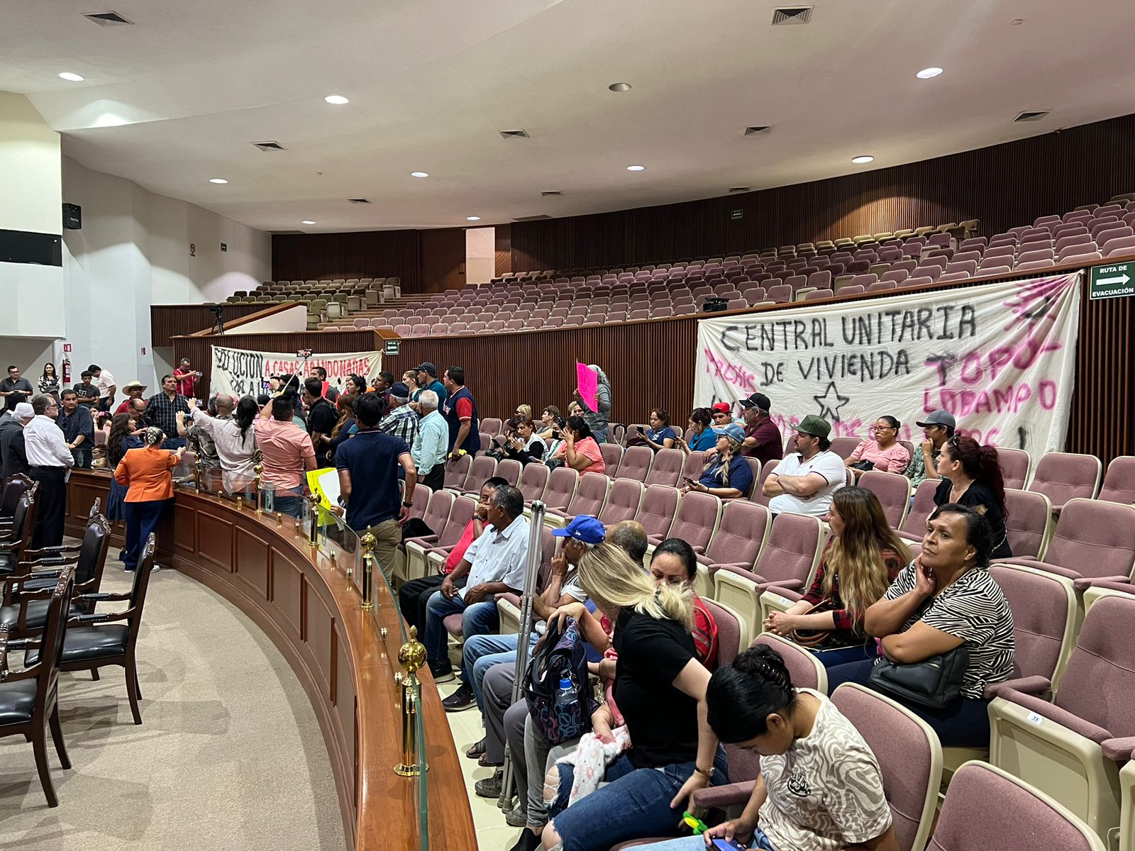 VIDEO| ¡Con silbatos! Familias desalojadas ‘tumban’ sesión del Congreso; declaran receso indefinido