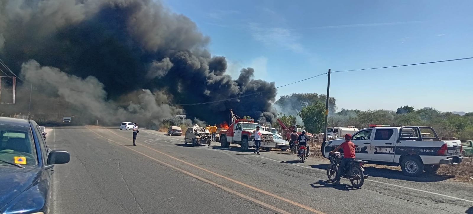 Fuego arrasa con un yonke en San Blas, El Fuerte