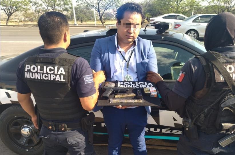 Alcoholizado, con pistola y cartuchos, detienen a subdirector administrativo del IMSS, en Querétaro