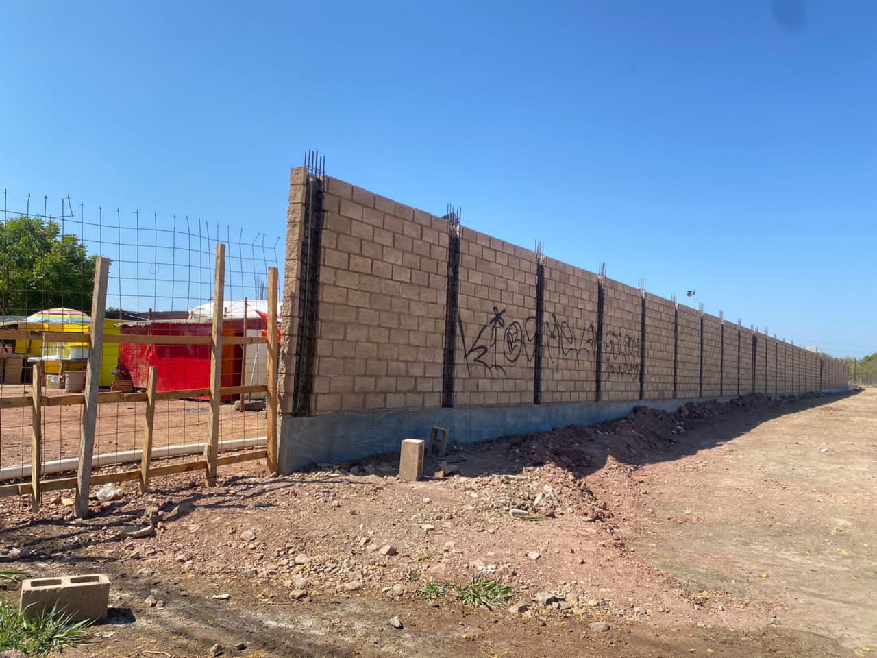 ¡Sin respeto! Grafitean barda del CRIT Teletón Mazatlán en su proceso de construcción