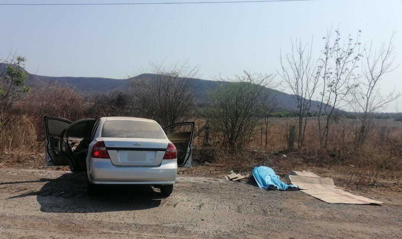 Hallan un hombre ejecutado a balazos junto a un auto Aveo quemado antes de llegar a El Salado, en Culiacán
