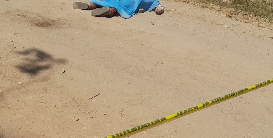 Hombre de 69 años muere al derrapar en su motocicleta, en zona rural del sur de Culiacán