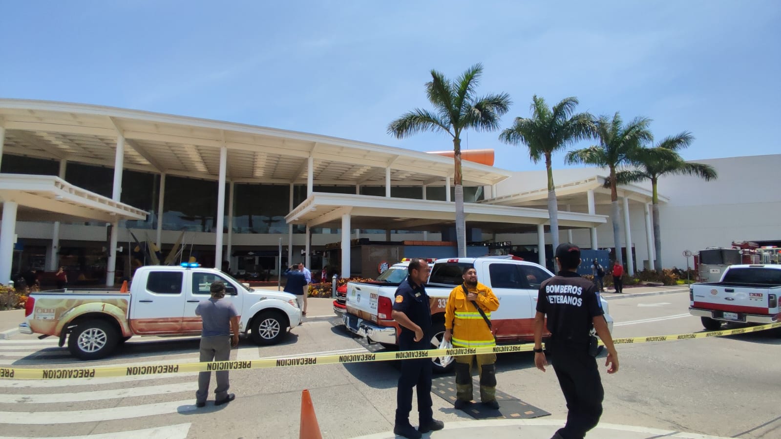Se incendia local de comida en centro comercial en Mazatlán