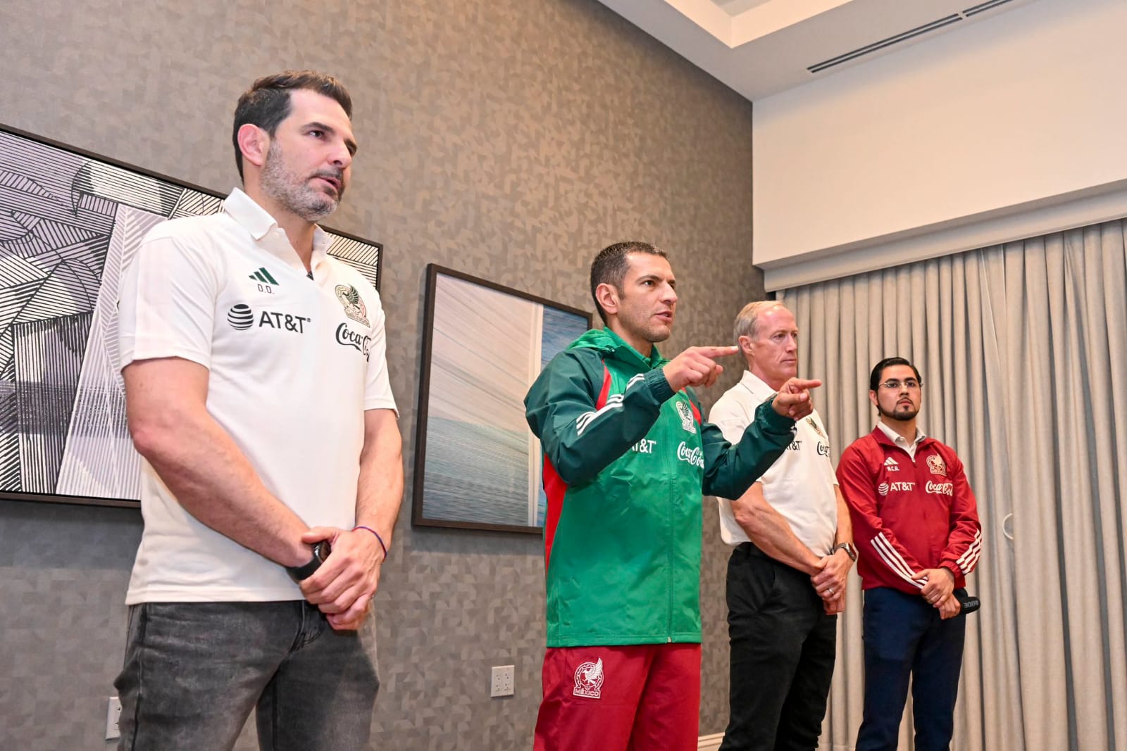 Jimmy Lozano es presentado ante los jugadores de la selección mexicana en Houston