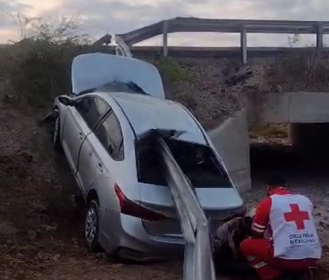 Joven se salva de milagro al atravesar una valla metálica su auto en aparatoso accidente, en Escuinapa