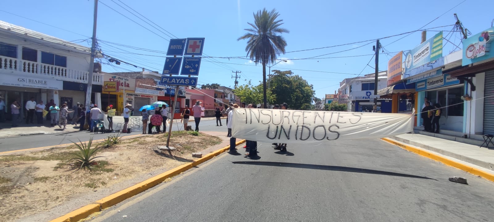 La avenida Insurgentes fue cerrada por comerciantes por más de una hora, piden que no pongan raya amarilla