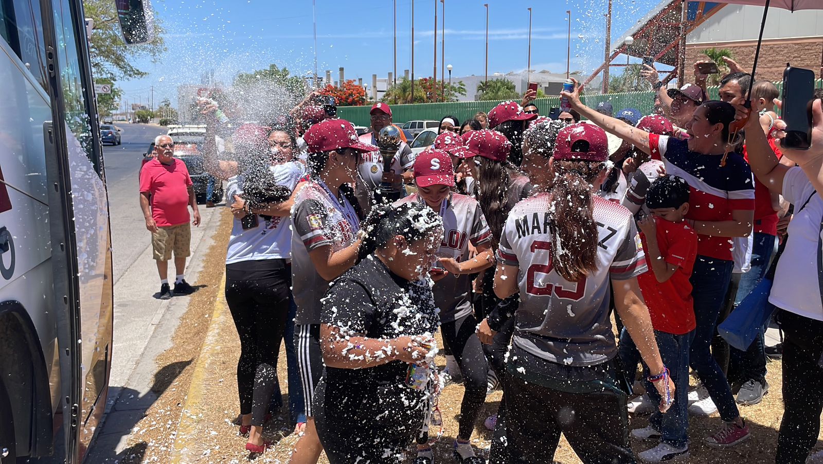 Las campeonas del Nacional de Béisbol Femenil Sub 15 son recibidas en Culiacán