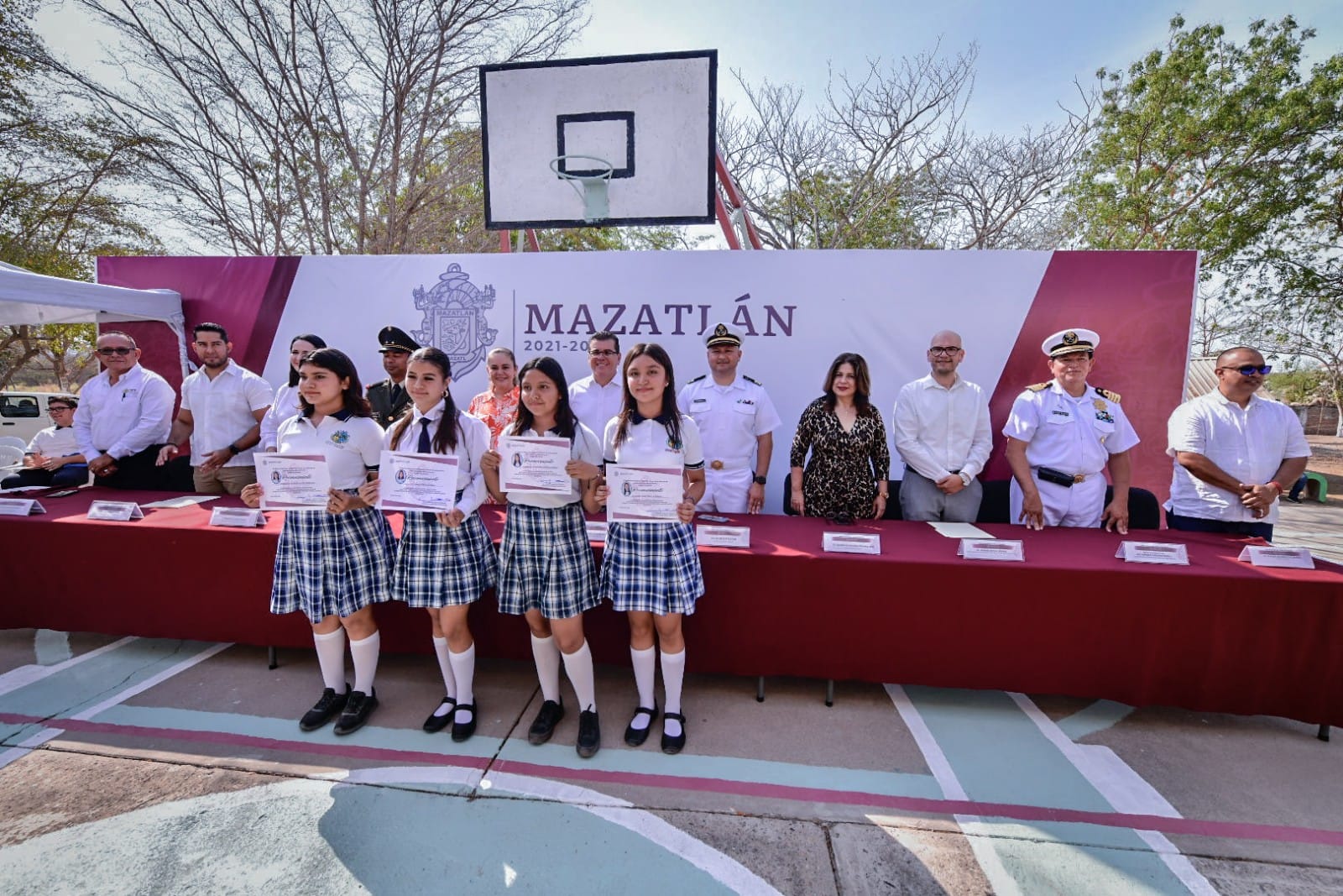 Les llevan Lunes Cívico y exhortan a convertirse en universitarios en El Roble, en Mazatlán